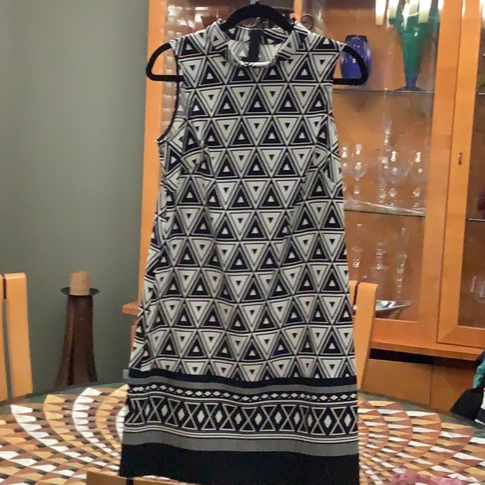 NWTQ geometric, black and white shift dress.